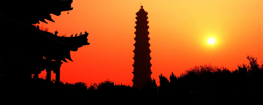 Silhouette of Kaifeng Pagoda against the red sky of sunset